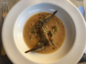 Crema di fave con fave fresche intere, pesto di menta, sedano dolce e alici fritte