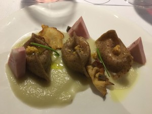 Ravioli di grano arso con mortadella d’asino ragusano, salsa di topinambur e crumble di pistacchi
