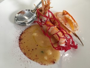 Il Gambero nella sua nassa di patata croccante infusa nella barbabietola, vellutata di patate, ‘Nduja e zenzero