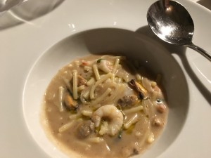 Pasta spezzata con fagiolini cosaruciaru e frutti di mare